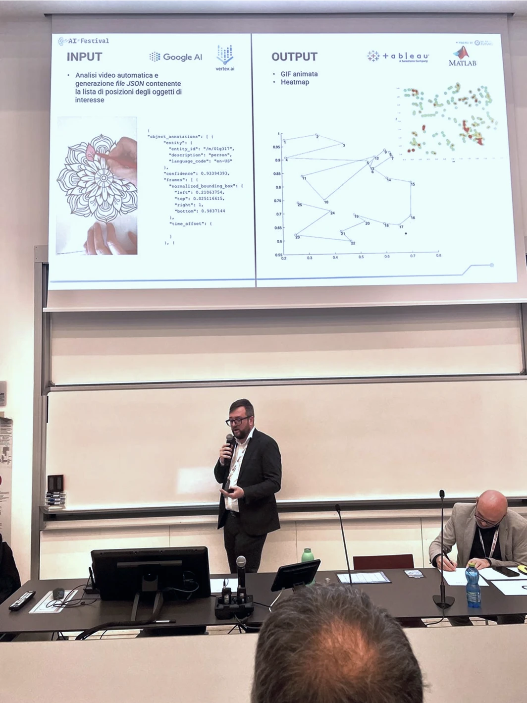 giacomo bosio mostra grafico di analisi dati all'Ai festival 2025