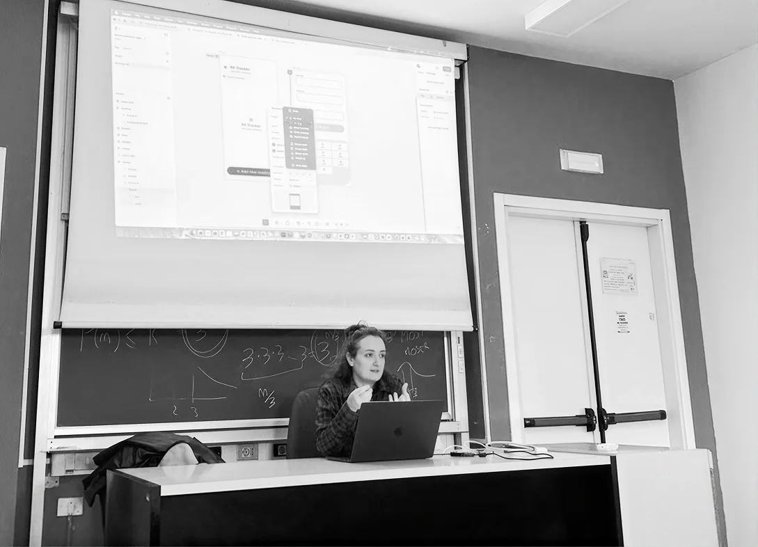 nicoletta bruno mostra tecniche di prototipazione in aula