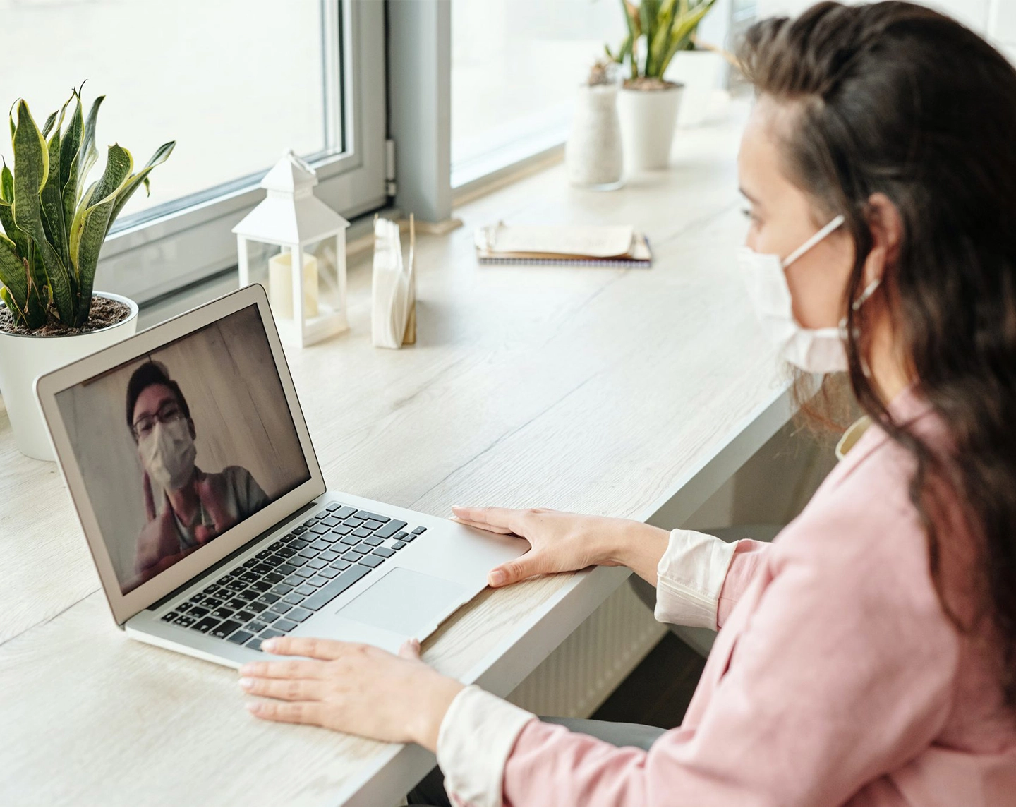 ragazza al computer in smartworking con mascherina