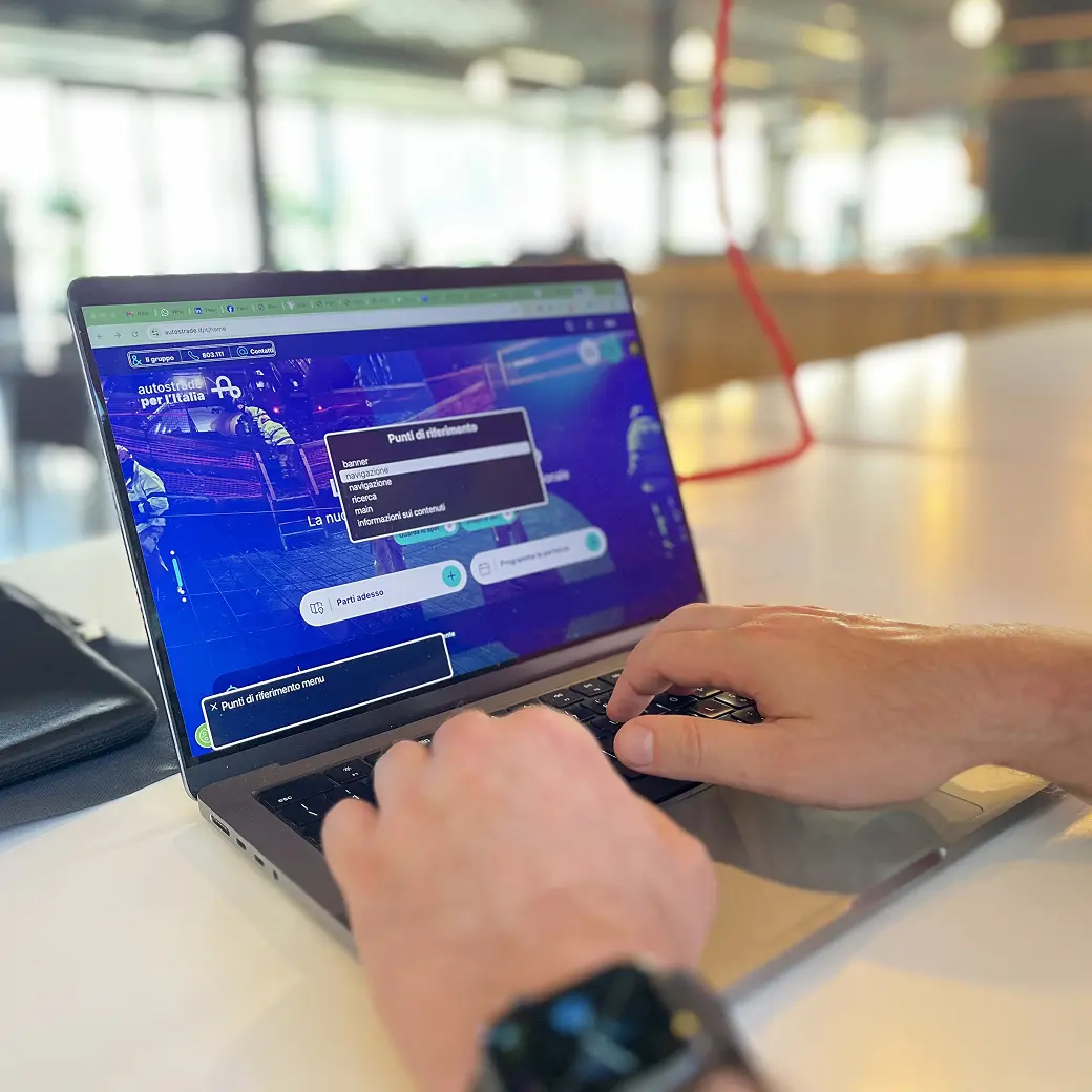 Un esperto che esegue un test di accessibilita sul sito autostrade desktop