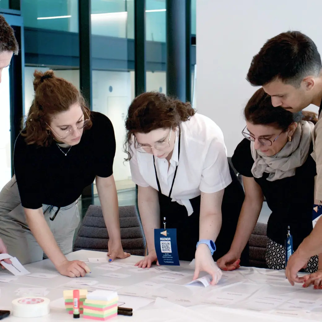 Persone intorno a un tavolo durante un workshop