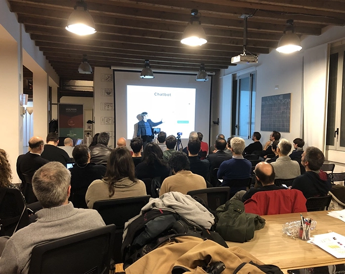 Giacomo Bosio durante il Meetup 'Il chatbot insensibile?' a Milano.