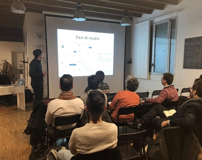 Giacomo Bosio durante l’evento 'Dalla linea di comando ai chatbot' a Milano.