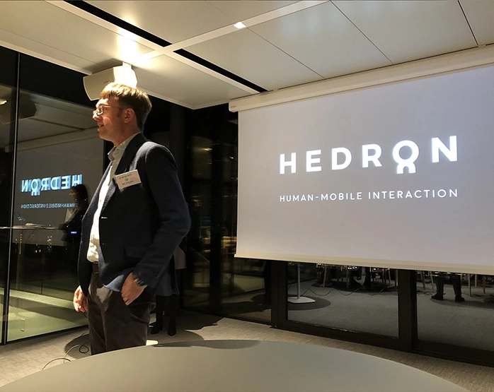 Giacomo Bosio durante l’evento 'Dalla linea di comando ai chatbot' a Milano.