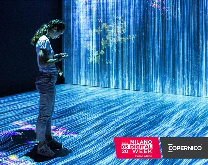 Donna in uno spazio immersivo digitale illuminato da luci blu, durante la Milano Digital Week 2020