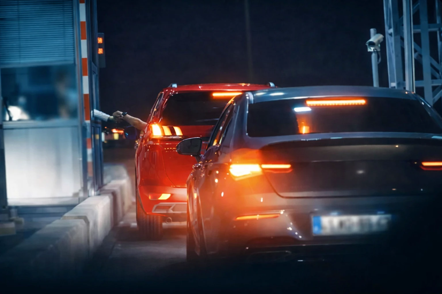 Coda di automobili in fila al casello autostradale