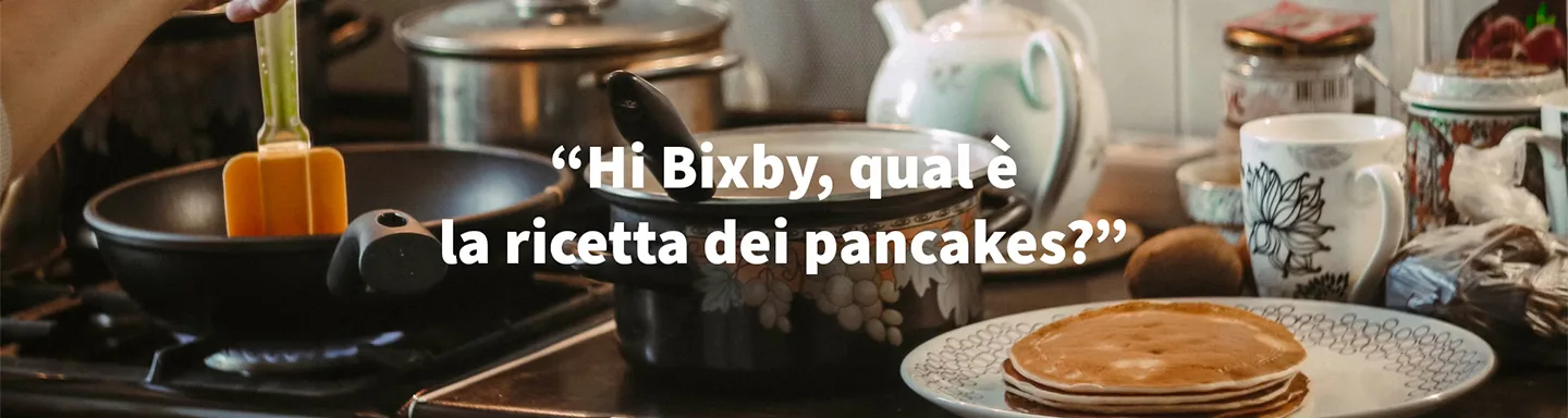tavolo di una cucina durante la preparazione di pancakes con la scritta 'hi Bixby, qual è la ricetta dei pancake?'