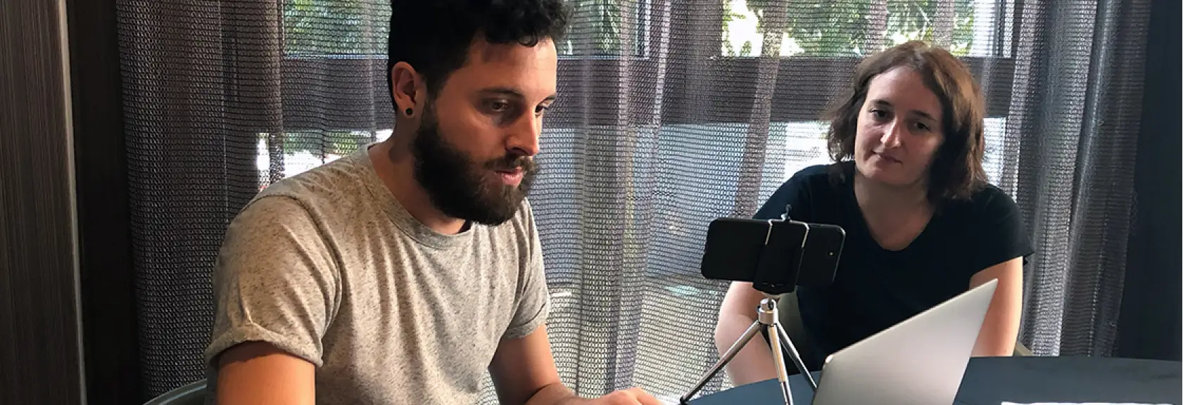 Nicoletta di Hedron mentre intervista un utente durante un test di usabilità