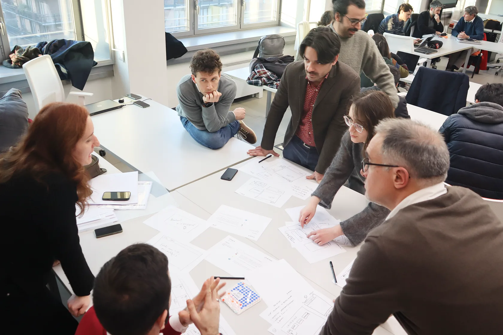 nicoletta bruno modera una sessione di design collaborativo in università con i ricercatori itserr