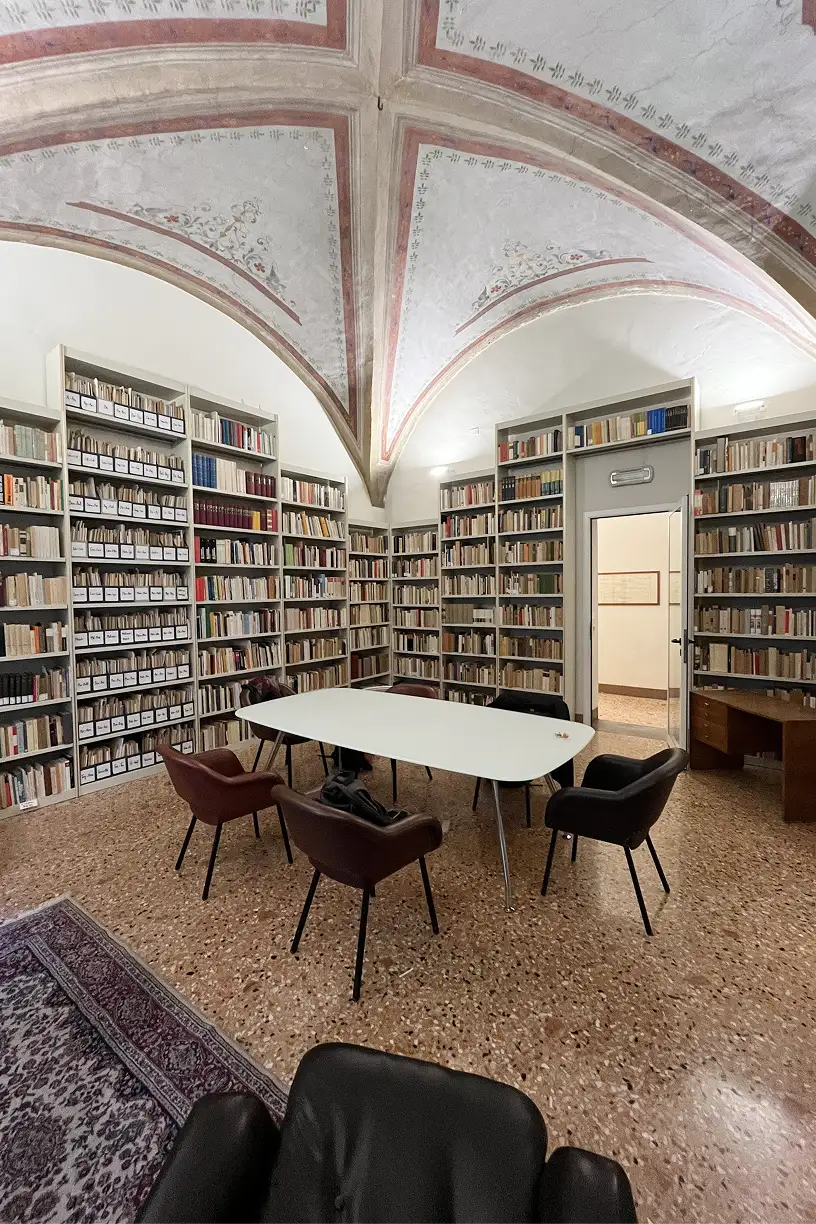 interno della biblioteca di fscire a bologna