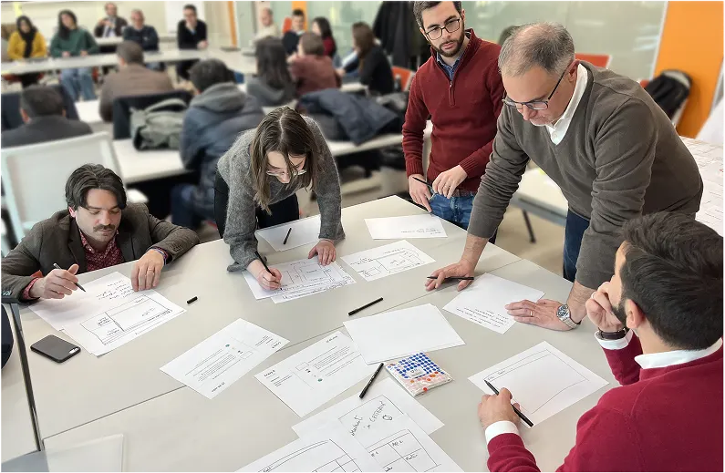 gruppo di cinque utenti che partecipano a una sessione di crazy 8