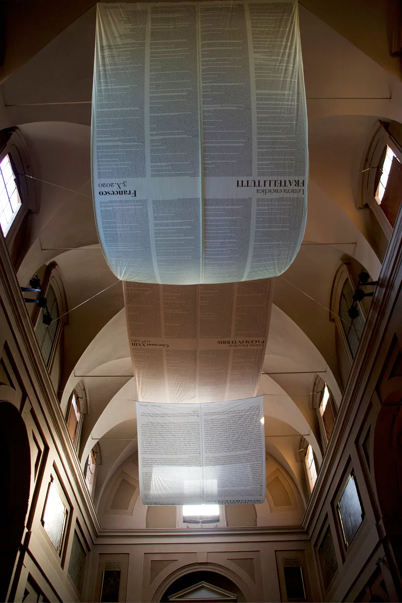 vista di un drappo appeso all'interno della chiesa santa maria della pietà a bologna