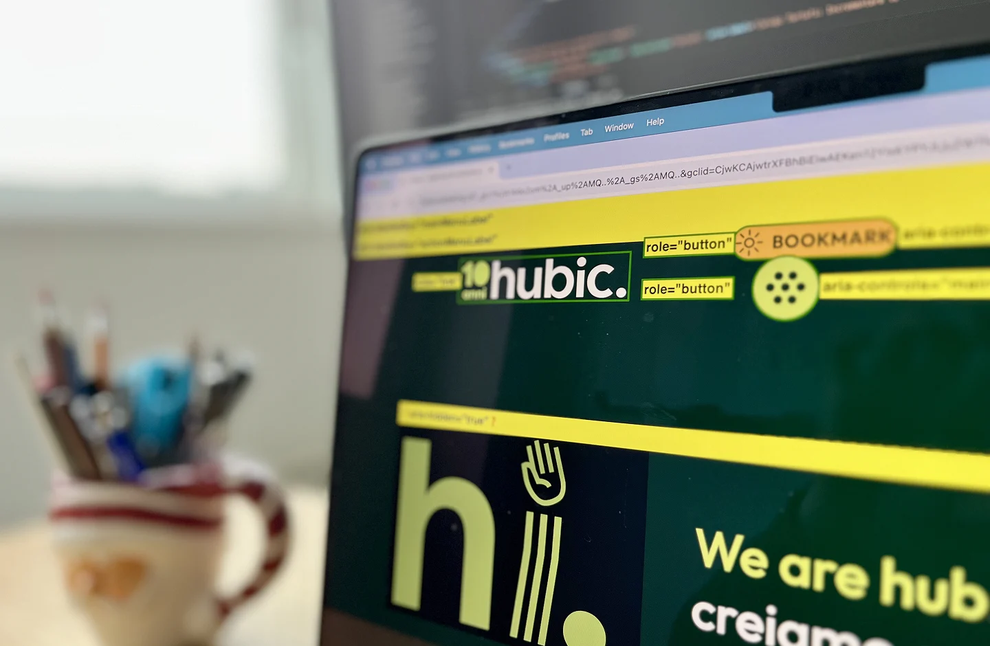 utente che effettua test di usabilità da mobile il sito actionaid che mostra il volto sorridente di una bambina africana