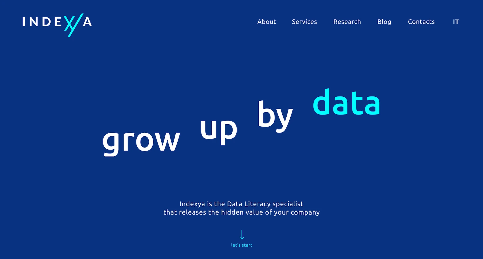 Homepage del sito Indexa su sfondo blu. Al centro il messaggio 'grow up by data' con la parola 'data' evidenziata in azzurro.