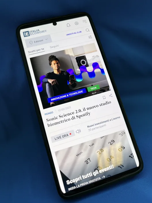 smartphone che mostra il mockup della home del sito italia economy