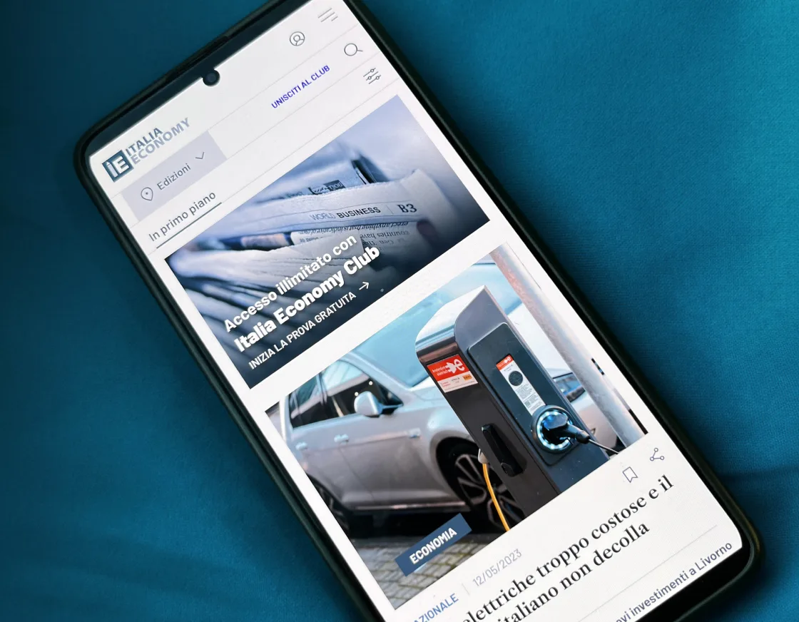 smartphone che mostra il mockup mobile del sito italia economy