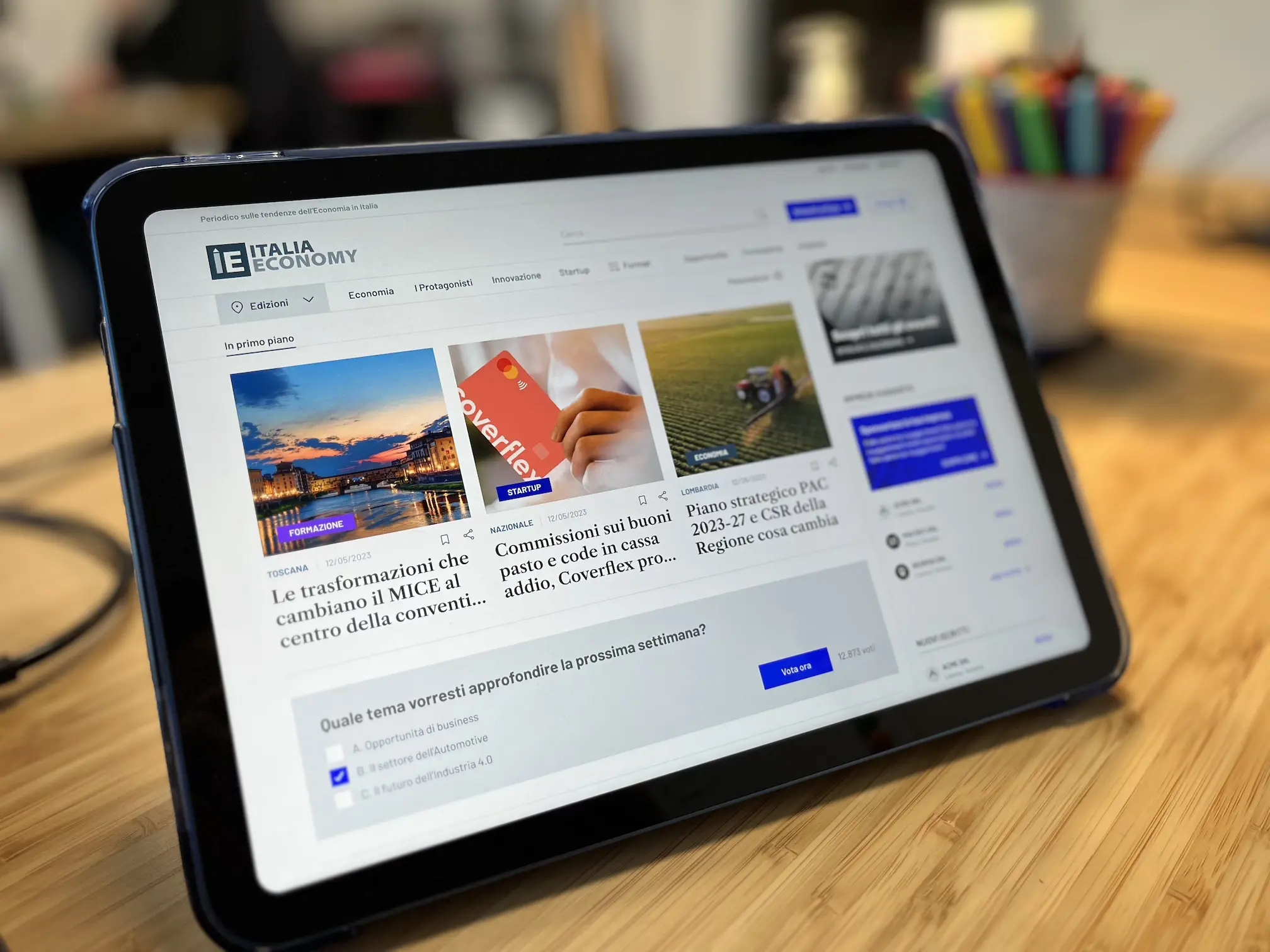 Tablet che mostra il mockup degli articoli in home del sito di italia economy