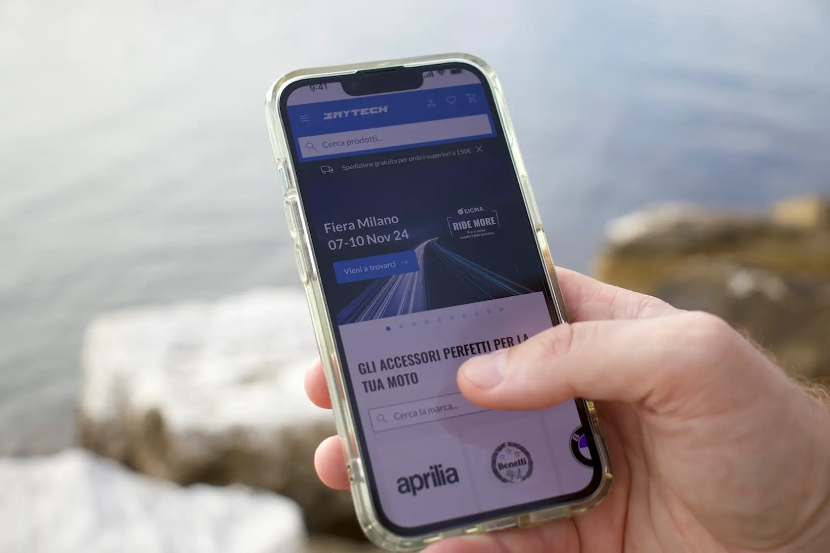 mano che sorregge smartphone che mostra sito mytech