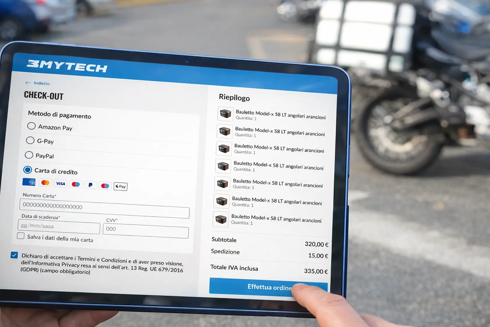 mano che sorregge tablet con website mytech