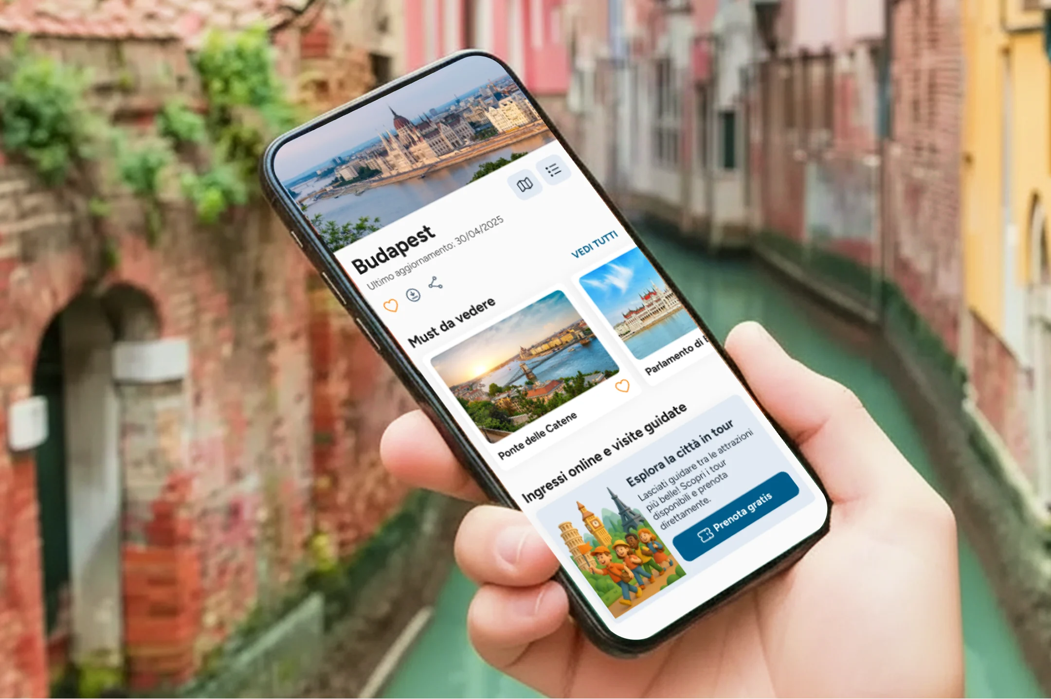 mano che sorregge smartphone con mockup di app travel365 e sfondo dei canali veneziani