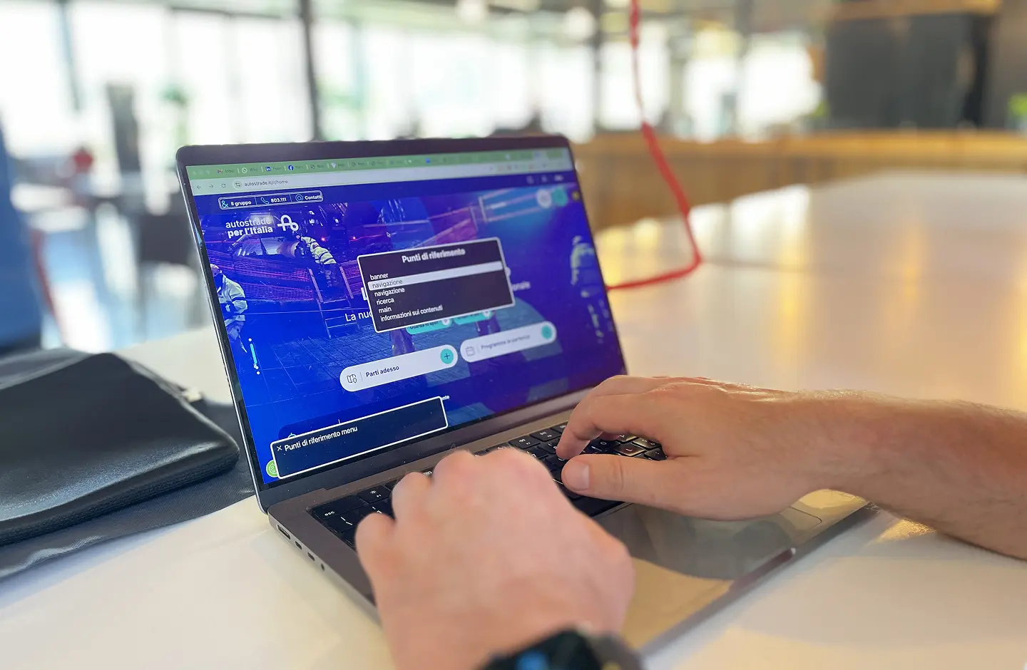 Esperto che esegue una validazione di accessibilità su un sito web