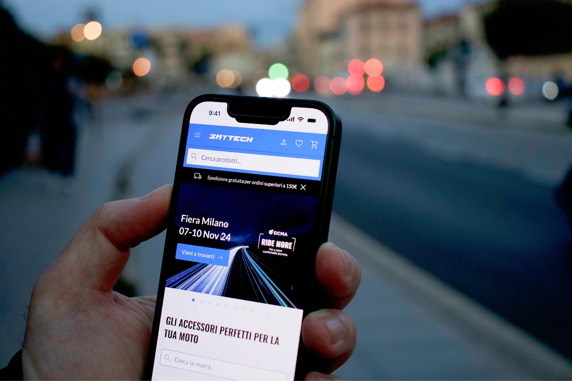 Mockup interattivo di un ecommerce su smartphone su strada