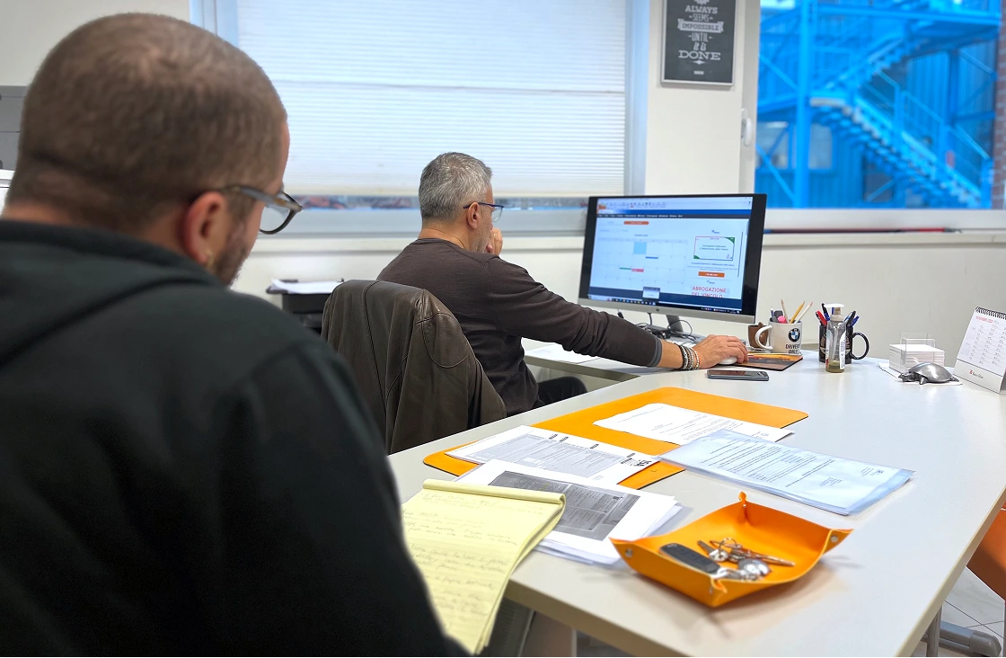 ricercatore che esegue osservazione di un utente al computer