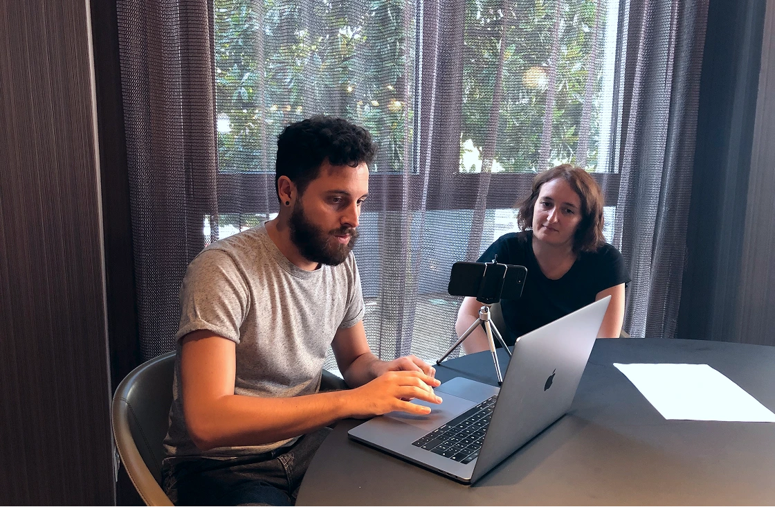 ricercatrice che esegue un test di usabilità con utente su laptop