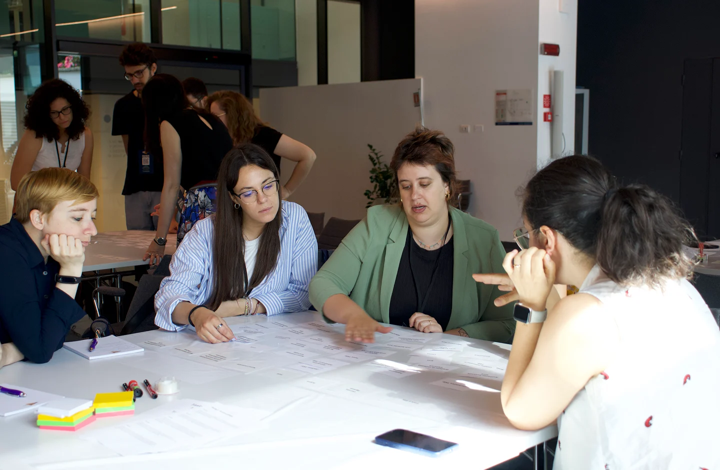 Utenti che eseguono una sessione di card sorting